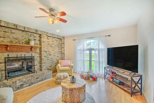 Vibrant Cottage With Private Hot Tub, Fire Pit!
