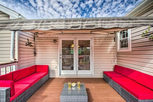 Vibrant Cottage With Private Hot Tub, Fire Pit!
