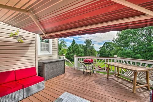 Vibrant Cottage With Private Hot Tub, Fire Pit!