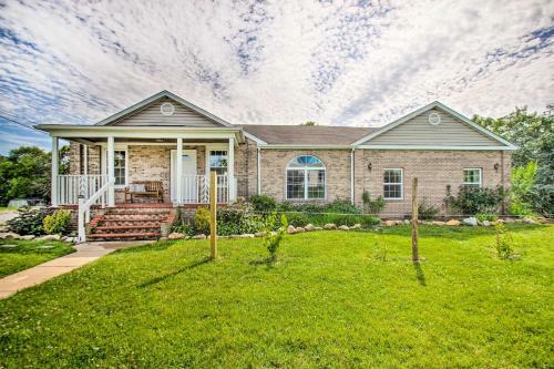 Vibrant Cottage With Private Hot Tub, Fire Pit!