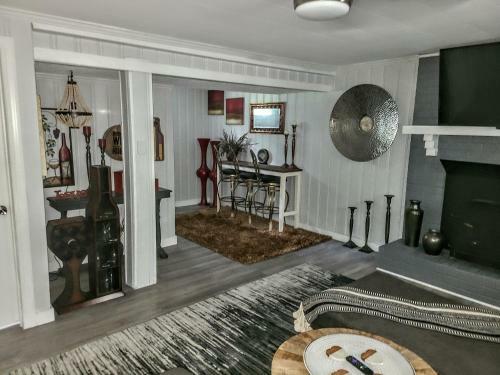Stylish 3-bedroom Home With Screened-in Porch