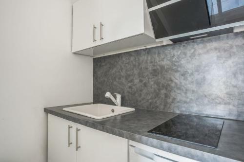 Nice Apartment With Large Terrasse And Parking Spot - Mont�vrain - Welkeys