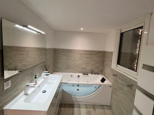 Spacious Holiday Home In Monticello With Private Pool