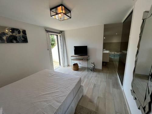 Spacious Holiday Home In Monticello With Private Pool