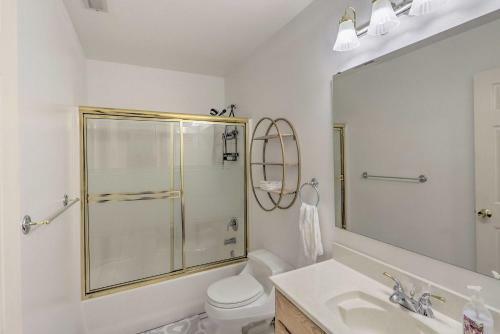 Spacious Kent Home Great For Large Families!