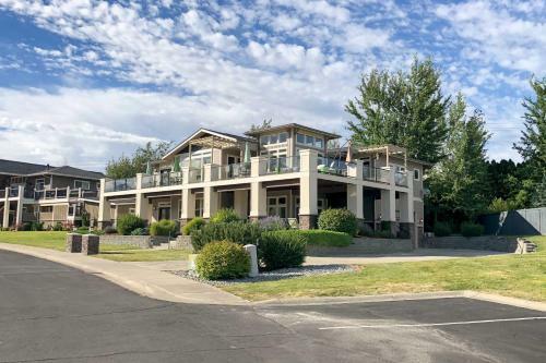 Community Waterfront Home Private Dock And Boat Slip!