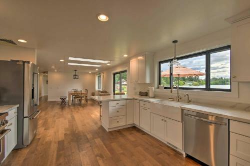 Stylish Olympia Home With Private Boat Dock!