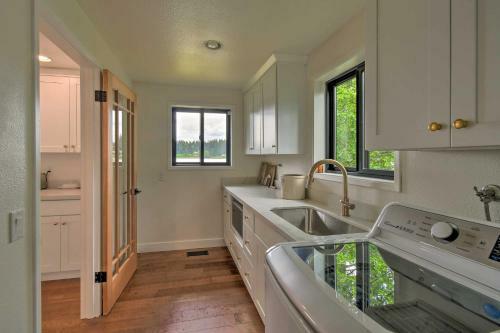 Stylish Olympia Home With Private Boat Dock!