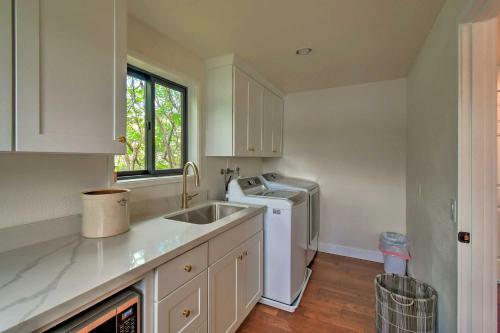 Stylish Olympia Home With Private Boat Dock!