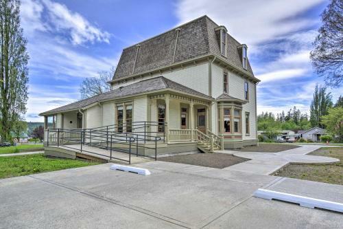 Historic, Victorian Villa With Park On-site