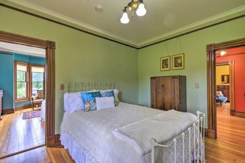 Historic, Victorian Villa With Park On-site