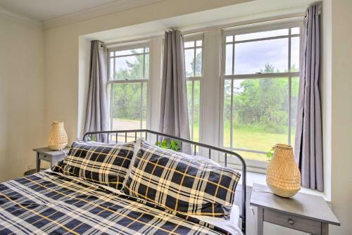 Island Gem With Shared Fire Pit, 3 Mi To Beach!