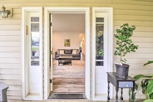 Island Gem With Shared Fire Pit, 3 Mi To Beach!