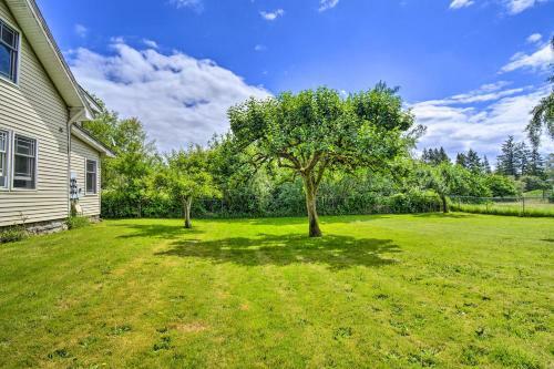 Island Gem With Shared Fire Pit, 3 Mi To Beach!