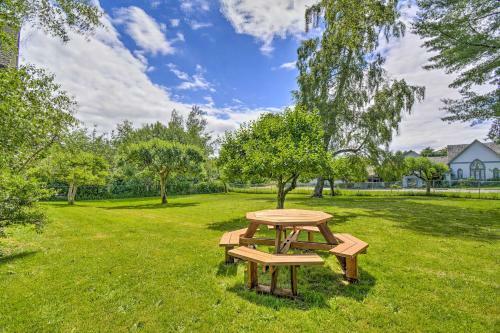 Downtown Vashon Townhome On A Lush Island!