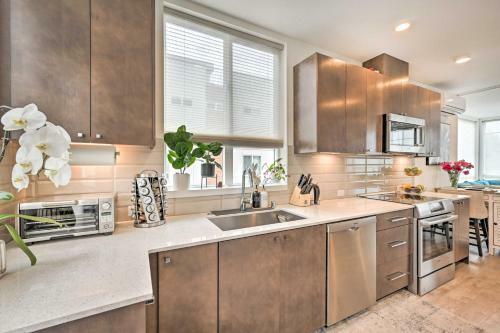 Sleek Townhome In Ballard With Rooftop Deck!