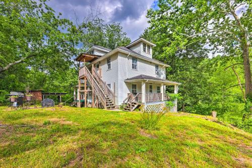Sun-dappled Fayetteville Home With Fire Pit!