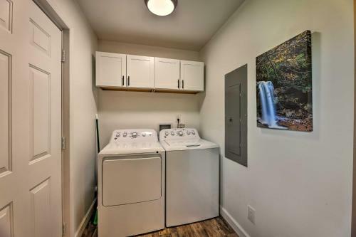Pet-friendly Digs With Fire Pit And Large Yard!