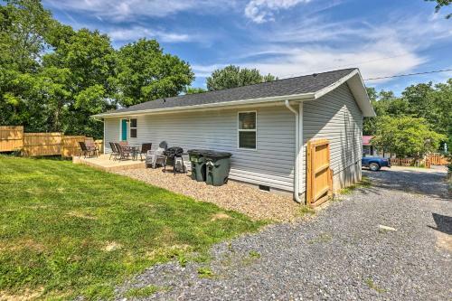 Pet-friendly Digs With Fire Pit And Large Yard!