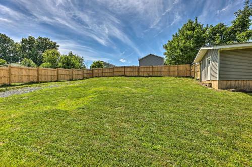 Pet-friendly Digs With Fire Pit And Large Yard!