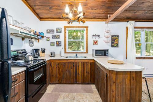 Secluded Cabin W Screened-in Porch River Access