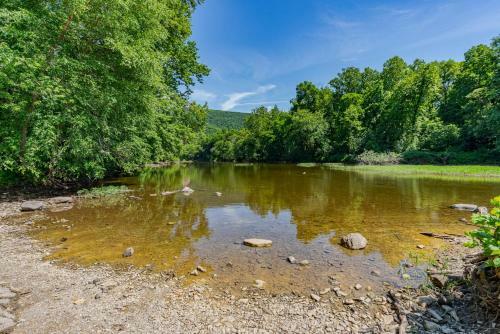 Secluded Cabin W Screened-in Porch River Access