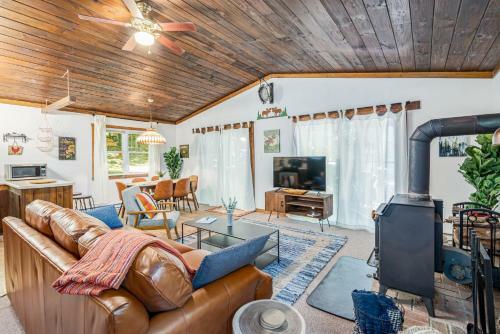Secluded Cabin W Screened-in Porch River Access