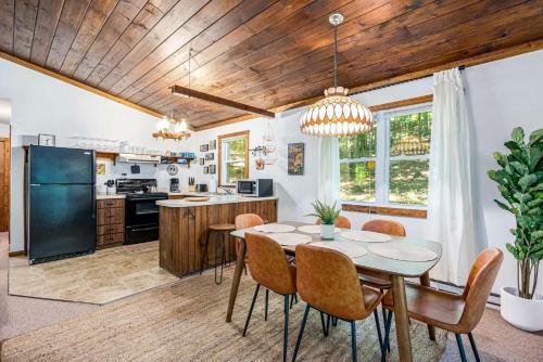 Secluded Cabin W Screened-in Porch River Access