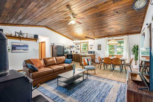 Secluded Cabin W Screened-in Porch River Access