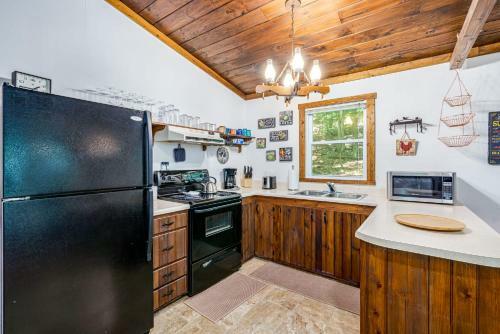 Secluded Cabin W Screened-in Porch River Access