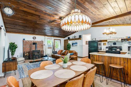 Secluded Cabin W Screened-in Porch River Access