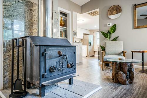 Modern Cabin W Fire Pit Wood Stove & Pond