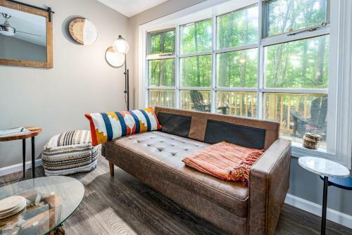 Modern Cabin W Fire Pit Wood Stove & Pond
