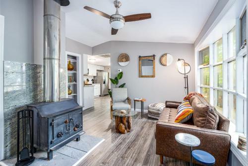 Modern Cabin W Fire Pit Wood Stove & Pond