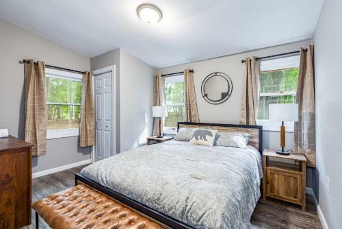 Modern Cabin W Fire Pit Wood Stove & Pond