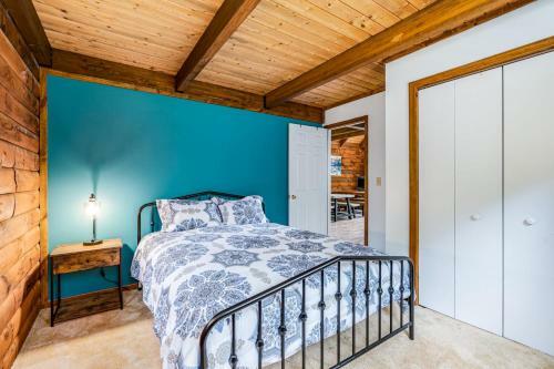 Loft Cabin With Deck Creek Pond Fire Pit Wifi