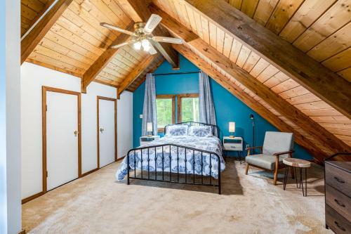 Loft Cabin With Deck Creek Pond Fire Pit Wifi
