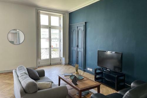 Very Spacious Apartment In The Heart Of Downtown