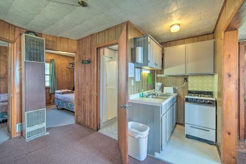 Convenient Cabin With Access To 3 Boat Docks!
