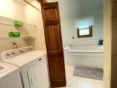 Lake Lorraine Home With Private Dock And Hot Tub!