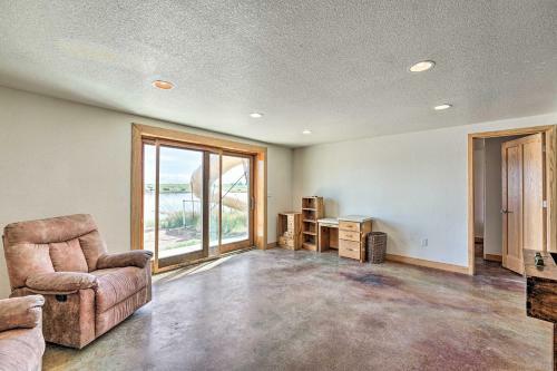 Lakefront Home With Waterslide And Trampoline!