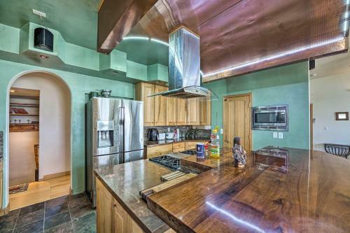 Lakefront Home With Waterslide And Trampoline!