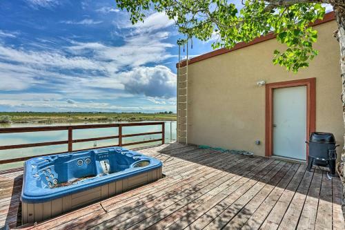 Lakefront Home With Waterslide And Trampoline!