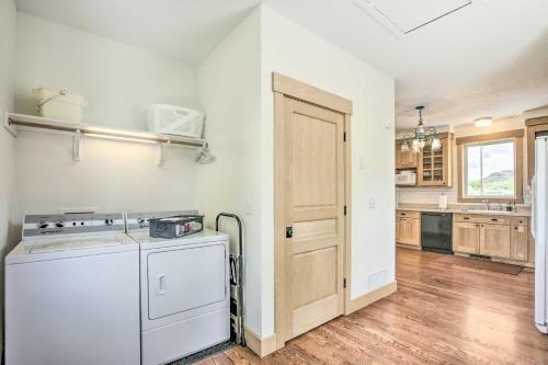 Idyllic Gem Screened Porch, Half Mi To River!