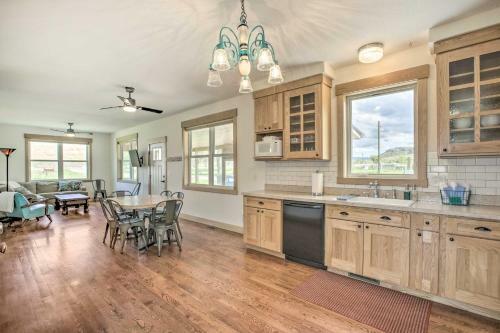 Idyllic Gem Screened Porch, Half Mi To River!
