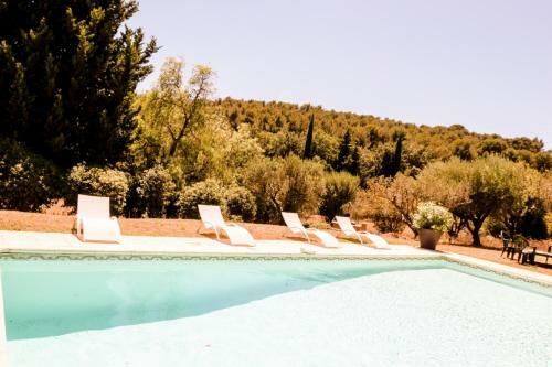 45m In Residence With Pool And Garden
