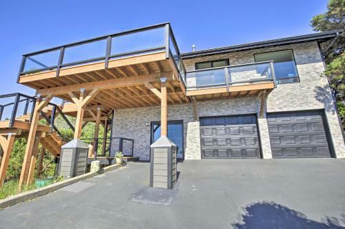 Pacific Penthouse Retreat With Ocean Views!