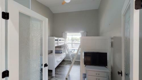 "cast-away" House I Immaculate 4 Bed Waterfront Home