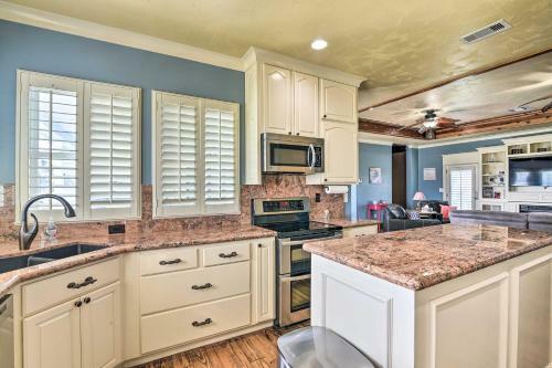 Beautiful Crystal Beach Escape With Large Deck!