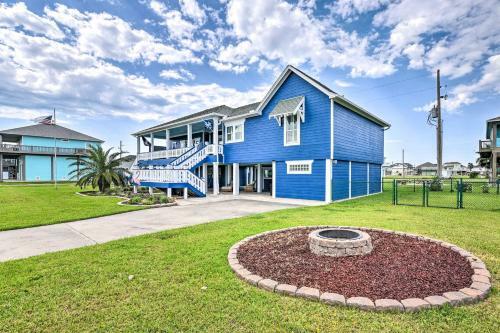 Beautiful Crystal Beach Escape With Large Deck!